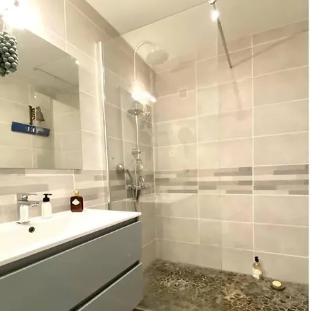 Appartement Chaleureux Entre Zola Et Proce. *