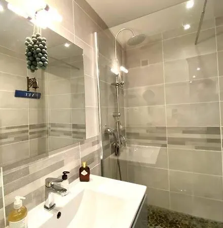 Lägenhet Chaleureux Entre Zola Et Proce. *